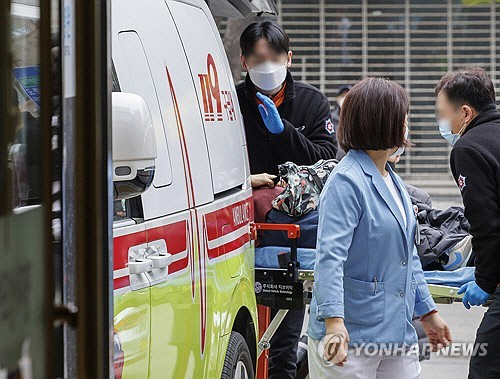 전공의를 중심으로 한 의사들의 집단행동이 계속되고 있는 11일 오후 서울 영등포구 뇌혈관전문 명지성모병원으로 119 구급대원들이 환자를 이송하고 있다. [연합뉴스]